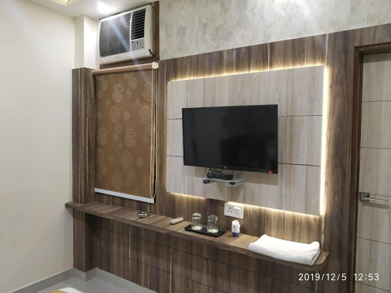 Shri Sai Hotel Āzamgarh Exterior foto